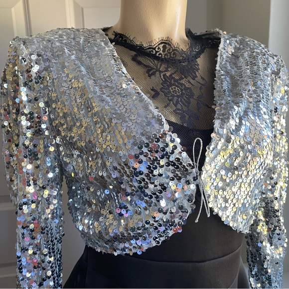LONG SLEEVE SILVER SEQUINS SHORT BOLERO JACKET. Sizes S-M - Picture 6 of 13